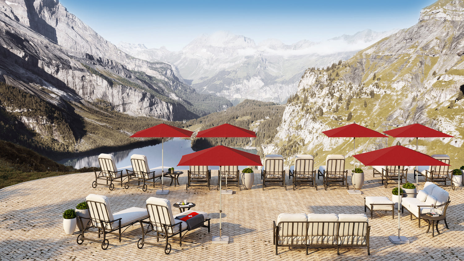 Sonnenschirme auf Hotelterrasse in den Bergen