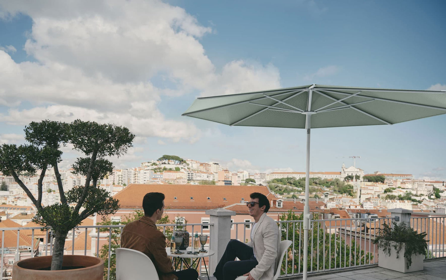 Twist von Glatz auf Balkon mit kleinem Kaffeetisch