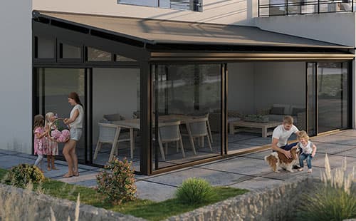 Überdachte Terrasse mit Markisendach und Glaswänden