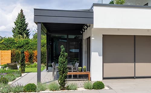 Pergola als Vordach für Terrasse